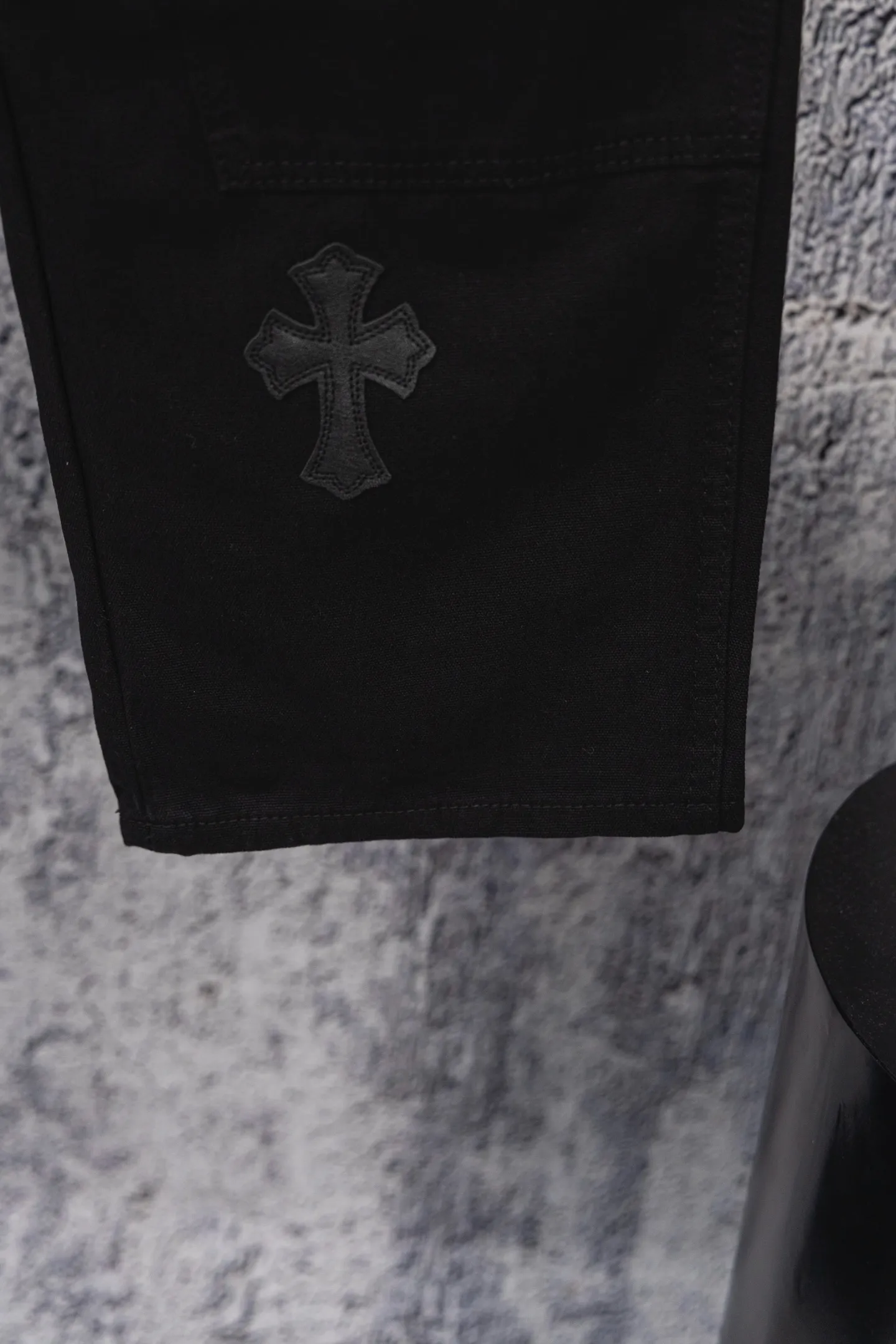 P270 CH Chromehearts pure black cross-stitched leather black workwear jeans and logging pants. The cabinet price is 34W level. The patches are decorated with cross flowers and washed jeans! ! An absolutely high-end luxury product, a 1.9W-level god-level single product, a super popular product, made by top heavy industry, a magic weapon that cannot be missed! [About Zangyin] This is an extremely luxurious fashion brand that can also be called the aristocracy of the high street. It has always been an exclusive brand for some hipsters or rich second generations. Compared with ordinary high streets, it is more luxurious and noble. Compared with luxury brands, it is more fashionable and individual. It has always been a brand that I have a special liking for. [Top heavy industry fashion design] Consistently high-street luxury style. Speaking of this style, the Zangyin family and GU family are definitely the leading representative brands. Especially the Zangyin family has really achieved a state-of-the-art effect in creating high-street style. The unique washed material is used to create this style. The color system is already quite eye-catching. After it is decorated with patchwork cross flowers, it cleverly highlights the charm of the brand. Secondly, this style uses classic The high-waist cutting design highlights the long legs and fashionable temperament of the upper body. The brand is highly recognizable and the slim fit configuration is more suitable for daily wear. It is a product that interprets personality, fashion, and specifications at a glance. This single product is enough to make any fan excited. It can be a white T-shirt for a youthful college style, or a tight suspender for a royal style. It has strong matching ability and can be easily controlled by men.  [Materials and craftsmanship] Needless to say, this point goes without saying. As an excellent craftsman brand, Zangyin’s requirements for details and craftsmanship are really perfect. The washed color of this model has gone through so many processes, not to mention the embellishment of denim appliques. It is also purely hand-made and sewn. Just like what they believe in, only hand-made things have soul and have the meaning of wear. A top-notch heavy-duty fashionable denim item, I look forward to your perfect interpretation! !  Color: Black Size: 28-36